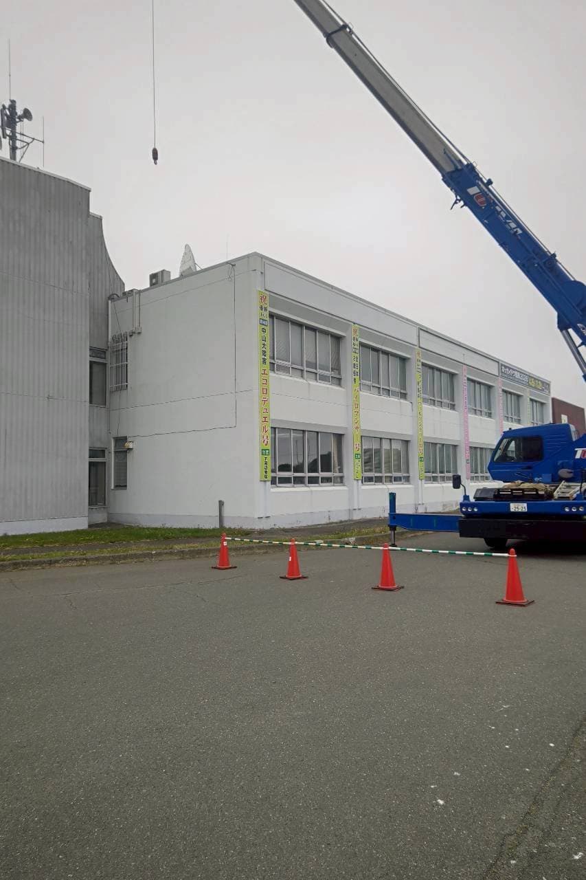 室外機搬入クレーン作業