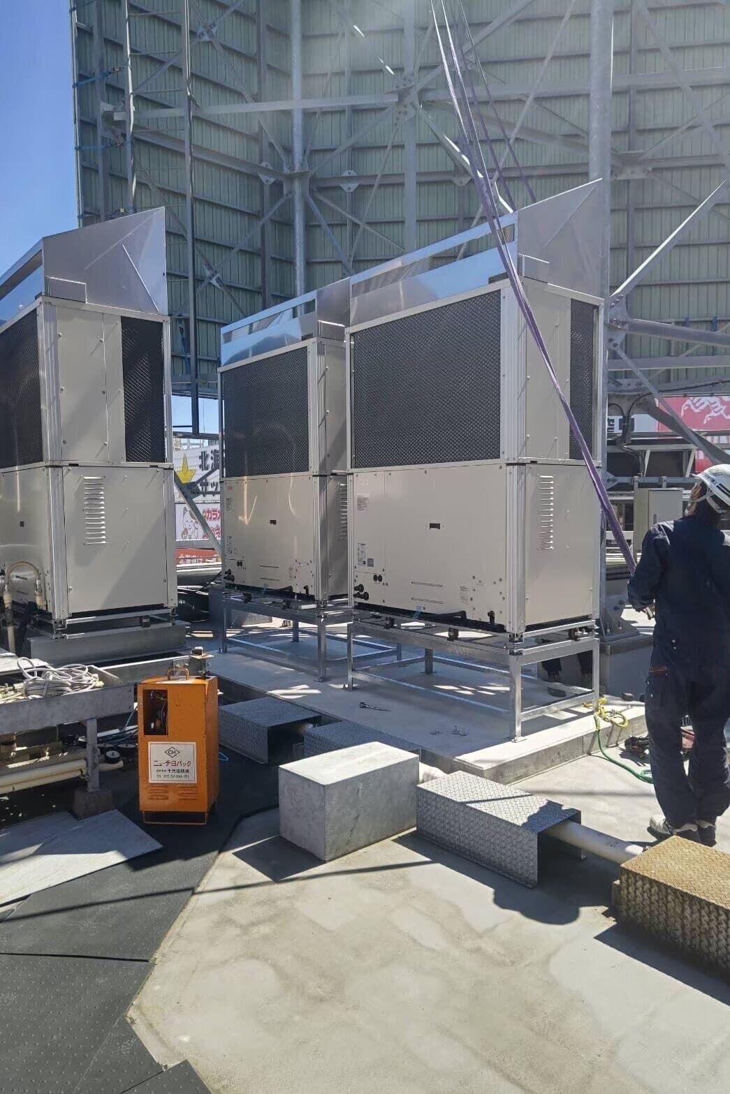 室外機設置後 3管式GHP室外機2台新規設置工事 室内機35台 エアコン新規設置工事予算3000万円 今回は札幌最大の繁華街、すすきの地区での室外機設置作業のご案内です