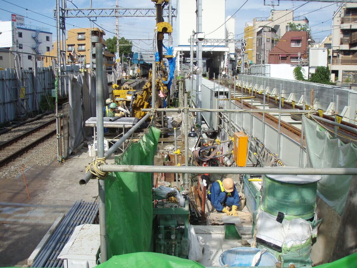 小田急線地下化工事に伴うダブルパッカー工法(削孔建込工)